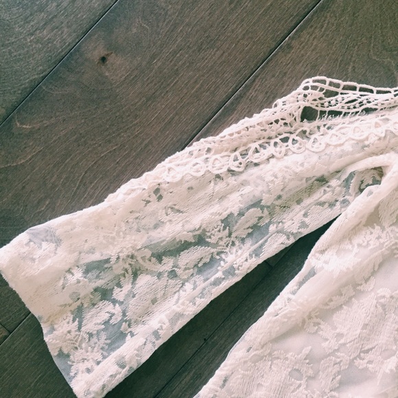 ASTR Cream Lace Bell Sleeve Top - Size XS - Picture 3 of 6